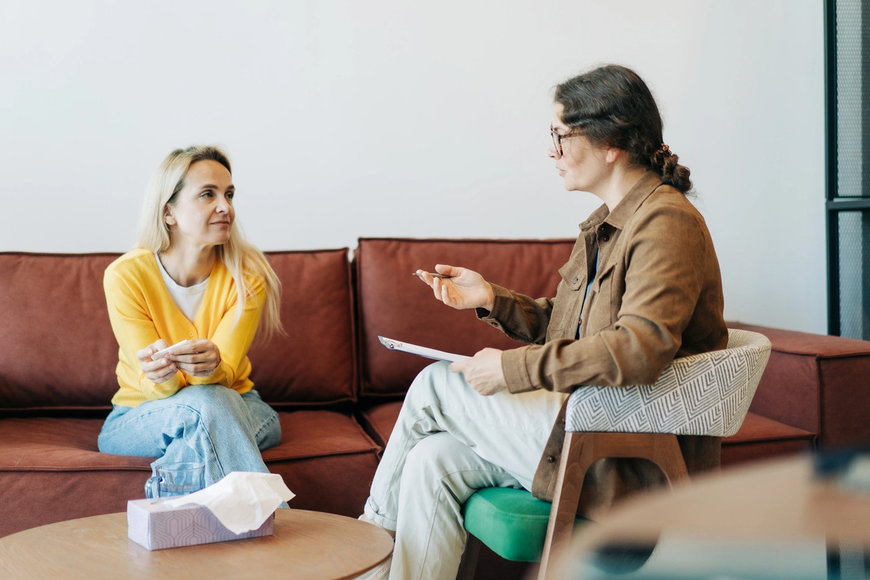 A psychologist conducts a one-on-one counseling session with a patient, illustrating the safe and guided environment central to EMDR therapy for trauma and anxiety.